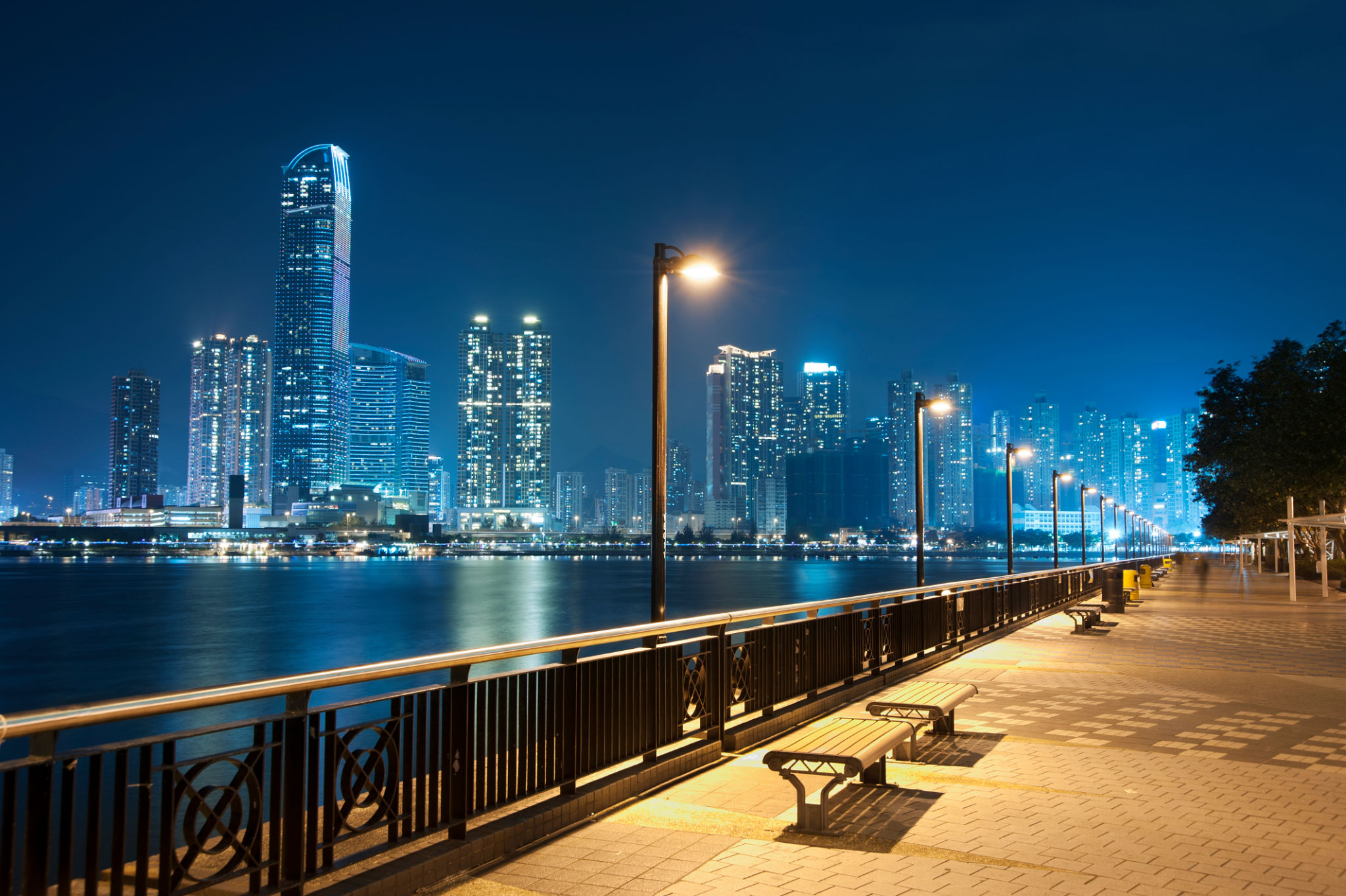 Make Your Outdoors Alluring With These 3 Garden Lights!