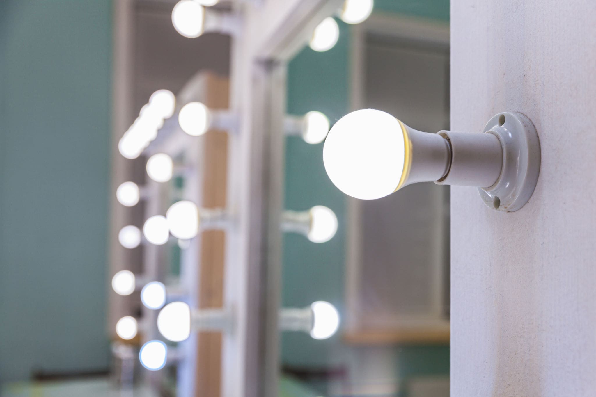 5 Reasons To Install Mirror Lights On Your Dressing Table